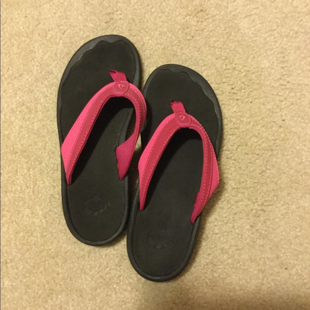 Never worn OluKai Ohana sandals flip flops